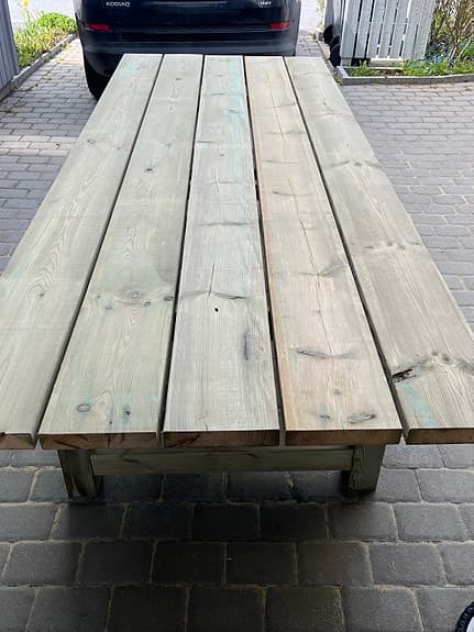 Stort Träbord utomhus