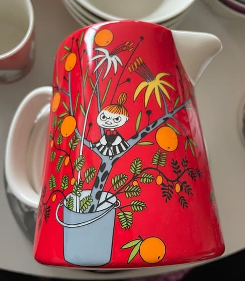 Muminkanna: Lilla Mys dag, röd (2015-2016