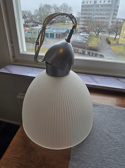 Vit taklampa från IKEA.