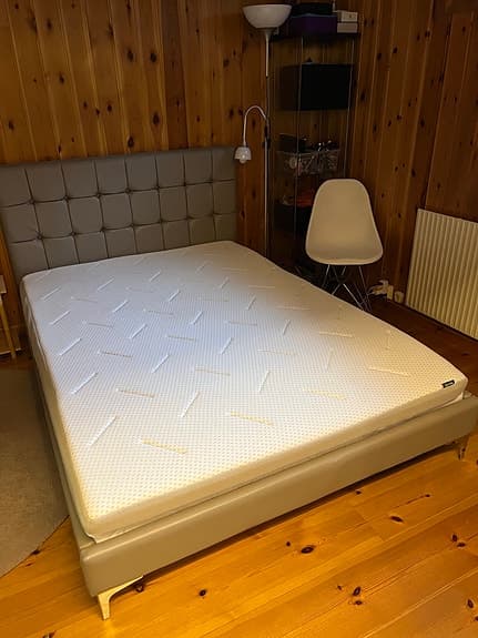 Beliani säng med Wellpur-madrass grå
