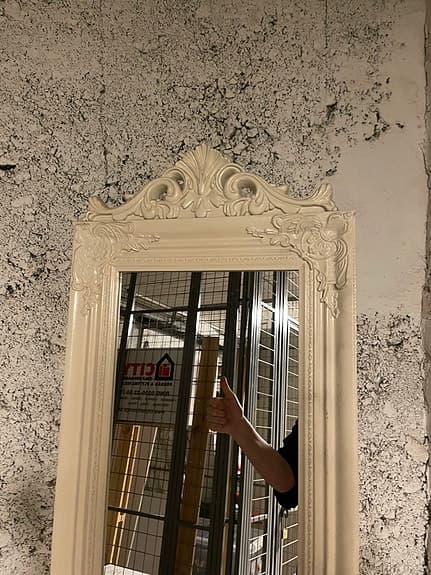 Spegel helkropp med dekorativ vit ram