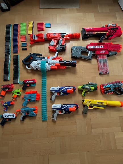 16 Nerf guns - 4 stora, 5 mellan, 7 små