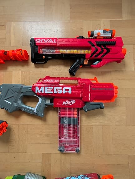 16 Nerf guns - 4 stora, 5 mellan, 7 små