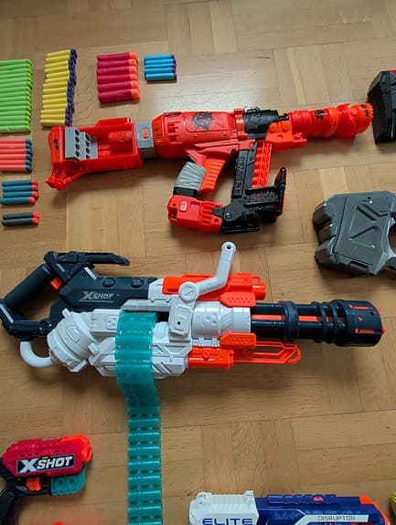 16 Nerf guns - 4 stora, 5 mellan, 7 små