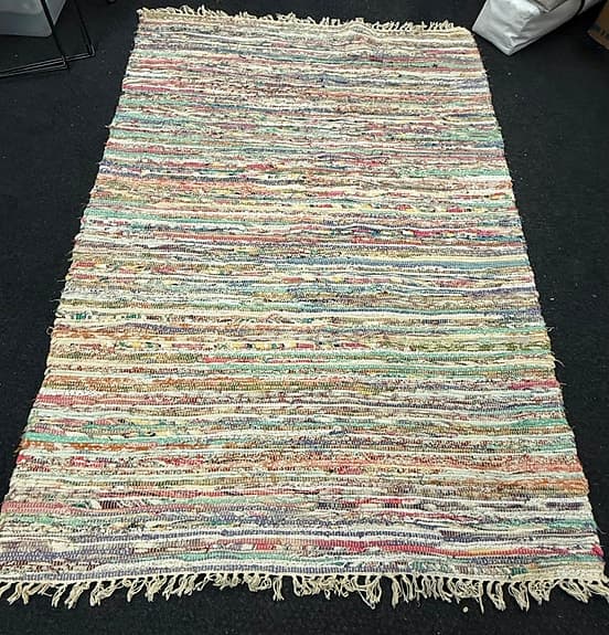 Vacker färgglad trasmatta