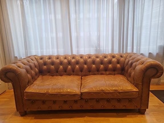 Chesterfield soffa i brunt läder