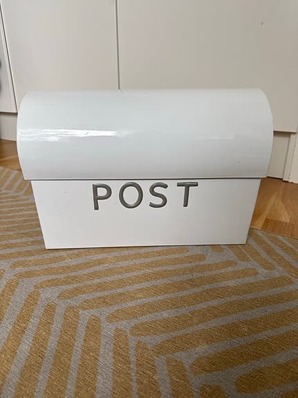 Ny postlåda från Bruka Design – vit i metall