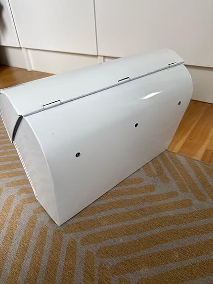 Ny postlåda från Bruka Design – vit i metall