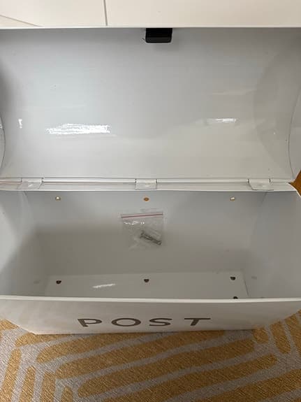 Ny postlåda från Bruka Design – vit i metall