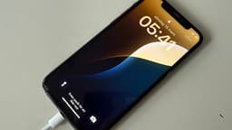 iPhone 11 Pro 64 GB – fungerar bra, liten spricka