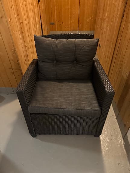 Loungegrupp fåtölj och soffbord konstrotting svart med glasbordsskiva