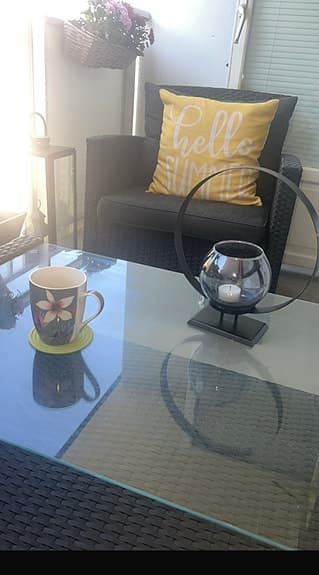 Loungegrupp fåtölj och soffbord konstrotting svart med glasbordsskiva