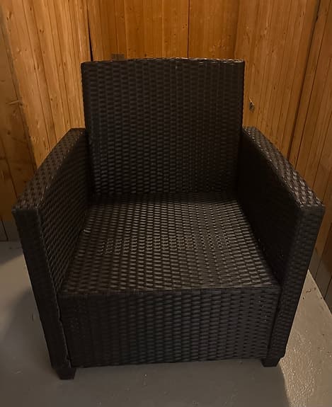 Loungegrupp fåtölj och soffbord konstrotting svart med glasbordsskiva