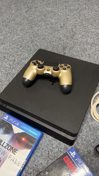 PS4 SLIM 1TB + KONTROLL+ SPEL