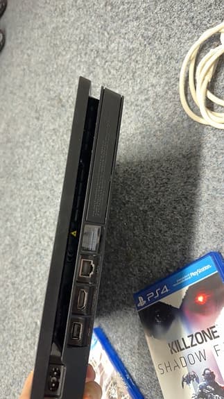 PS4 SLIM 1TB + KONTROLL+ SPEL