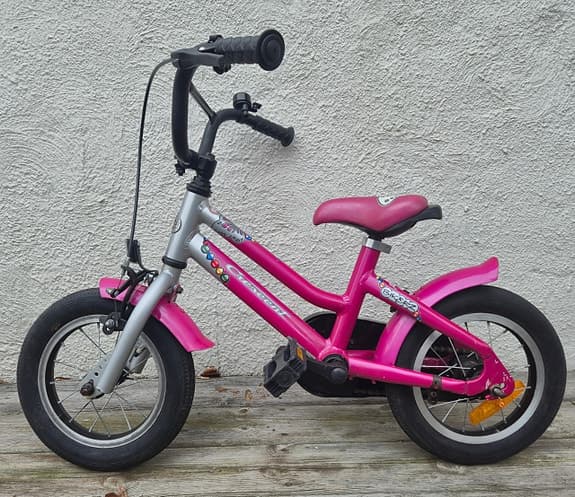 Crescent Bikerz 12 tum i fin rosa färg – den perfekta första cykeln för små