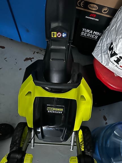 Ryobi Snöslunga 36V med 3 Batterier och två laddare.