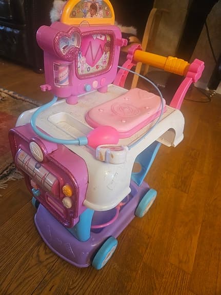 Doc McStuffins doktorsvagn leksak med docka och läkarrock