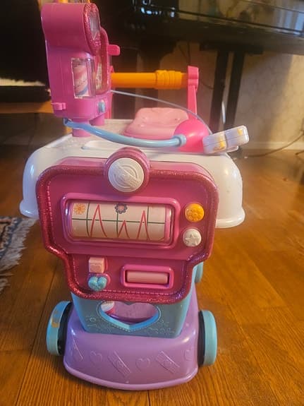 Doc McStuffins doktorsvagn leksak med docka och läkarrock