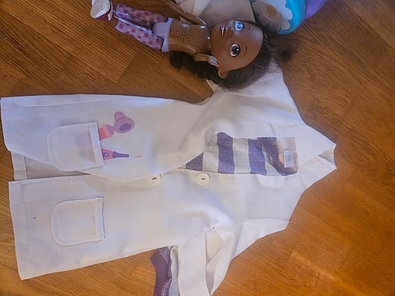 Doc McStuffins doktorsvagn leksak med docka och läkarrock