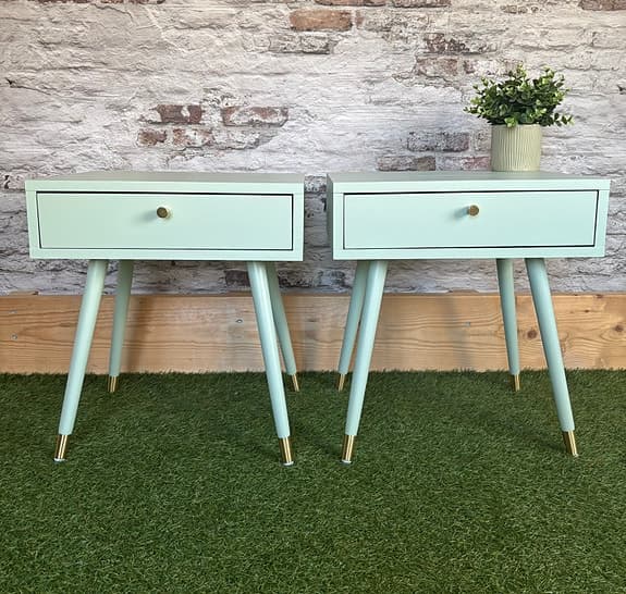 Sängbord från Reforma i valnöt