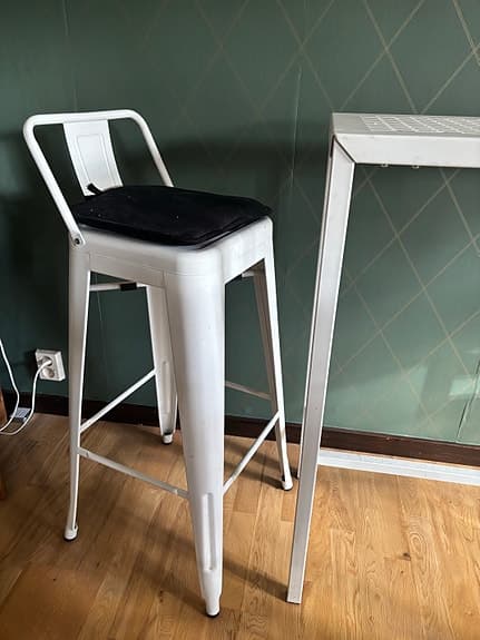 Barbord och 3 stolar i metall