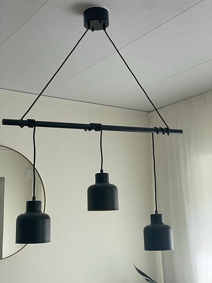 Ellos Rafael taklampa med tre svarta pendlar metall