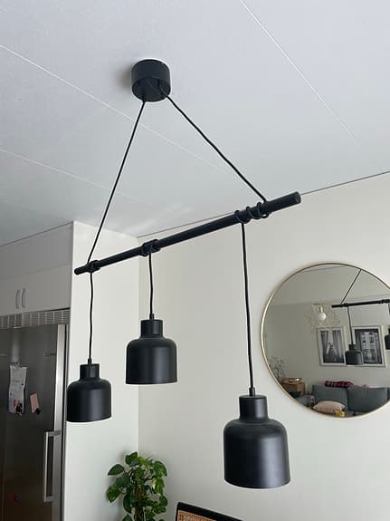 Ellos Rafael taklampa med tre svarta pendlar metall