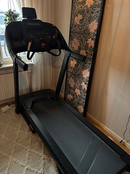 Löparband med display och variabel dämpning