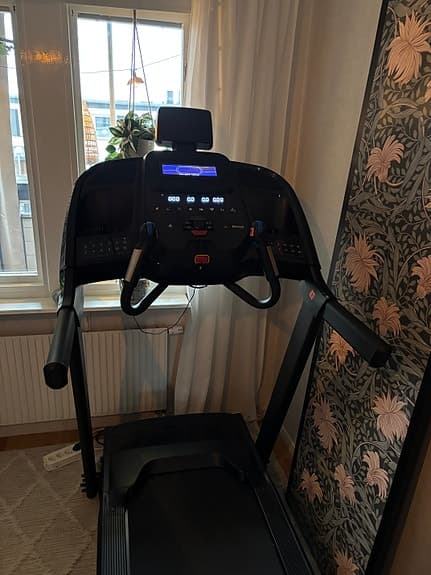 Löparband med display och variabel dämpning