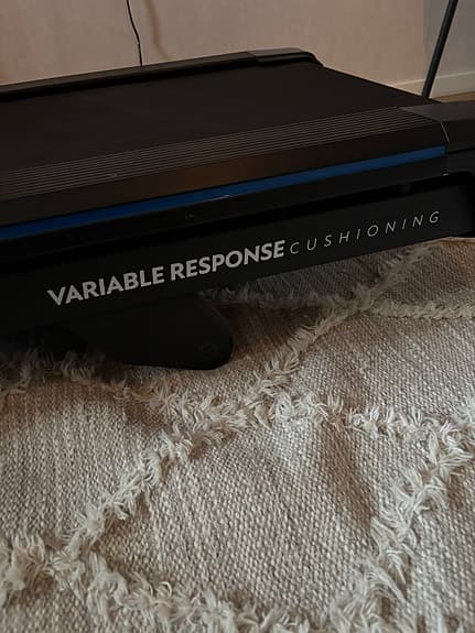 Löparband med display och variabel dämpning