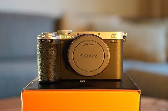 Sony A7C II kamerahus + läderfodral + V90 128GB SD (nyskick)