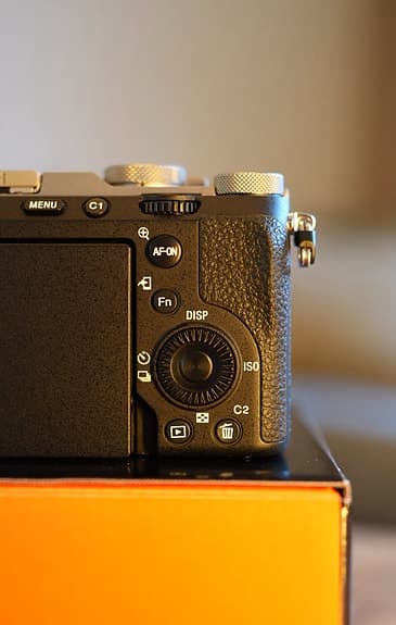 Sony A7C II kamerahus + läderfodral + V90 128GB SD (nyskick)