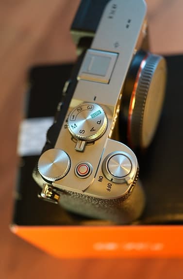 Sony A7C II kamerahus + läderfodral + V90 128GB SD (nyskick)