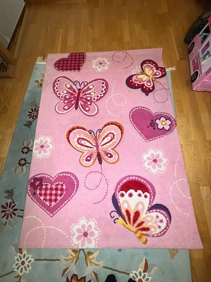 Barnmatta med fjärilar – 120 x 170 cm – fint skick