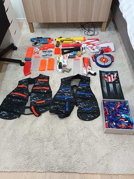 Nerf samling leksaksvapen, västar och pilar