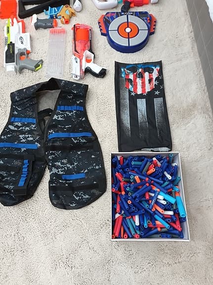 Nerf samling leksaksvapen, västar och pilar