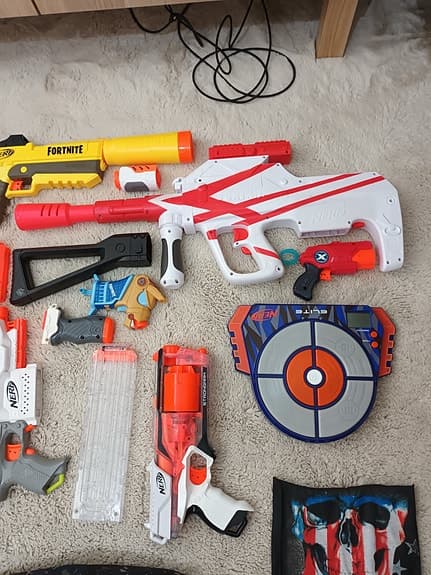 Nerf samling leksaksvapen, västar och pilar