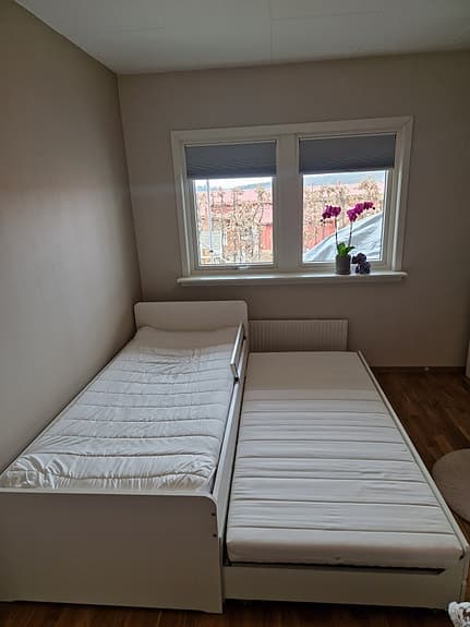 IKEA säng SLÄKT med undersäng, 2 st förvaringslådor, och 2 fina madrasser i vit