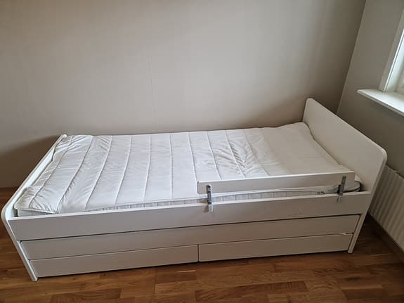 IKEA säng SLÄKT med undersäng, 2 st förvaringslådor, och 2 fina madrasser i vit