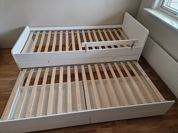 IKEA säng SLÄKT med undersäng, 2 st förvaringslådor, och 2 fina madrasser i vit