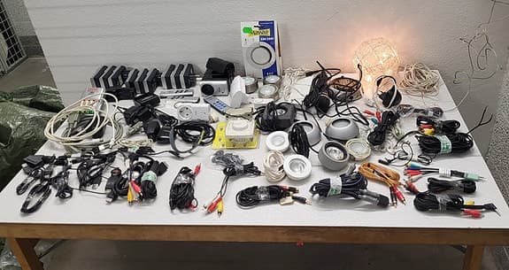 Fjärrstyrningar, batteriladdare, Ljud kablar. Spotlighter, pc kontakter