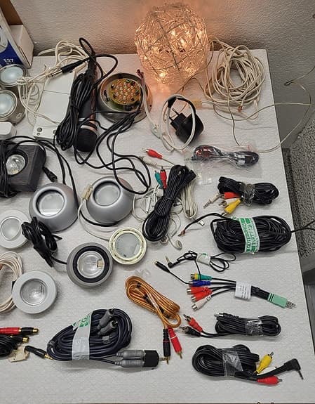 Fjärrstyrningar, batteriladdare, Ljud kablar. Spotlighter, pc kontakter