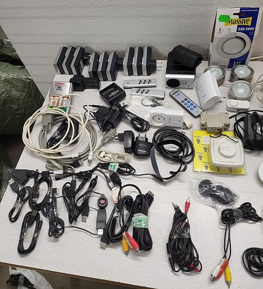 Fjärrstyrningar, batteriladdare, Ljud kablar. Spotlighter, pc kontakter