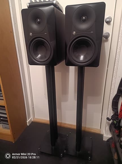 Mackie MR624 och Mixer XENYX Q1002 USB Behringer
Stativ