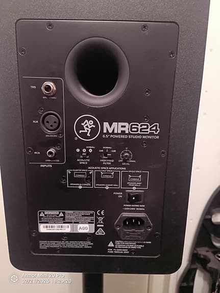 Mackie MR624 och Mixer XENYX Q1002 USB Behringer
Stativ