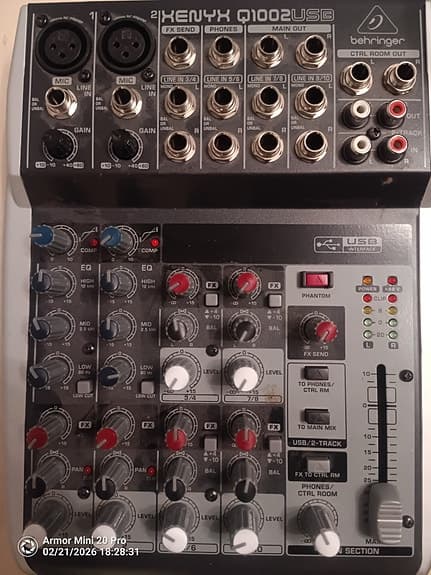Mackie MR624 och Mixer XENYX Q1002 USB Behringer
Stativ