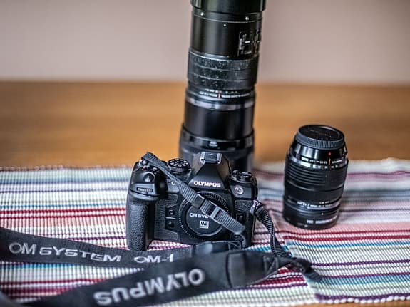 Olympus OM System OM‑1 digital systemkamera med två objektiv