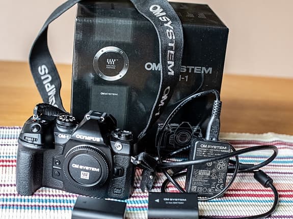 Olympus OM System OM‑1 digital systemkamera med två objektiv