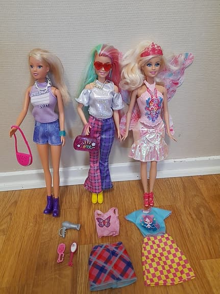 Barbie dockor set med kläder och tillbehör